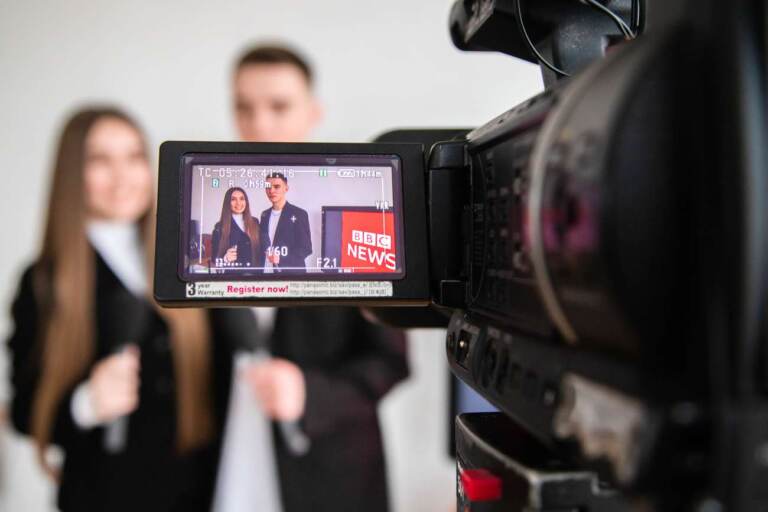 Дівчина і хлопець в зйомці контенту на телебачення